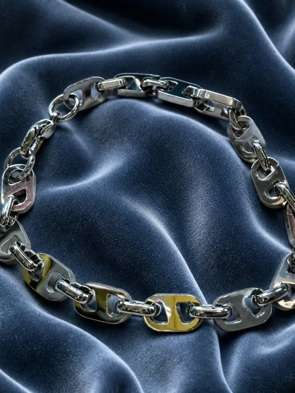 Men’s Polished Link Chain Bracelet in stainless steel.